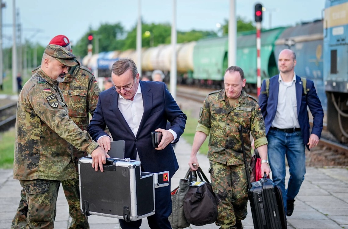 Vācijas aizsardzības ministrs ieradies vizītē Kijivā