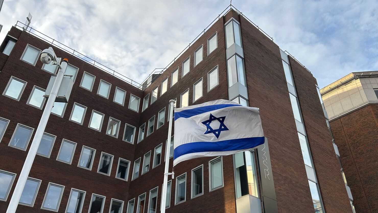 Izraēla slēdz visas vēstniecības un konsulātus