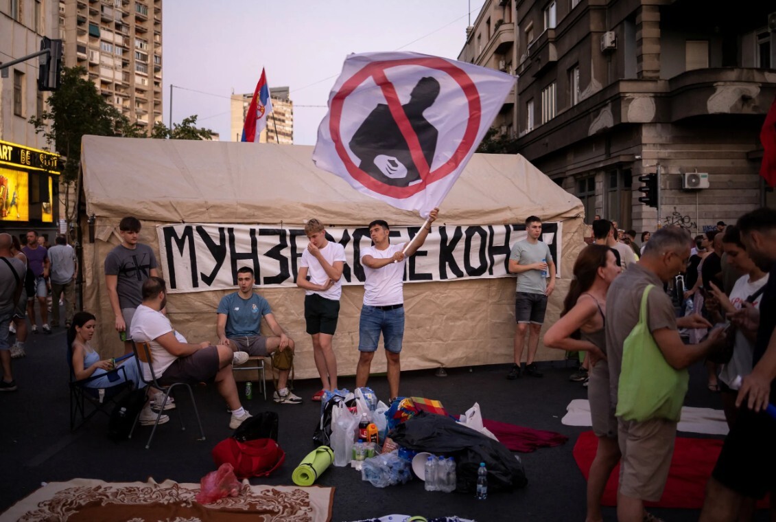 Serbijā turpinās protesti pret valdību