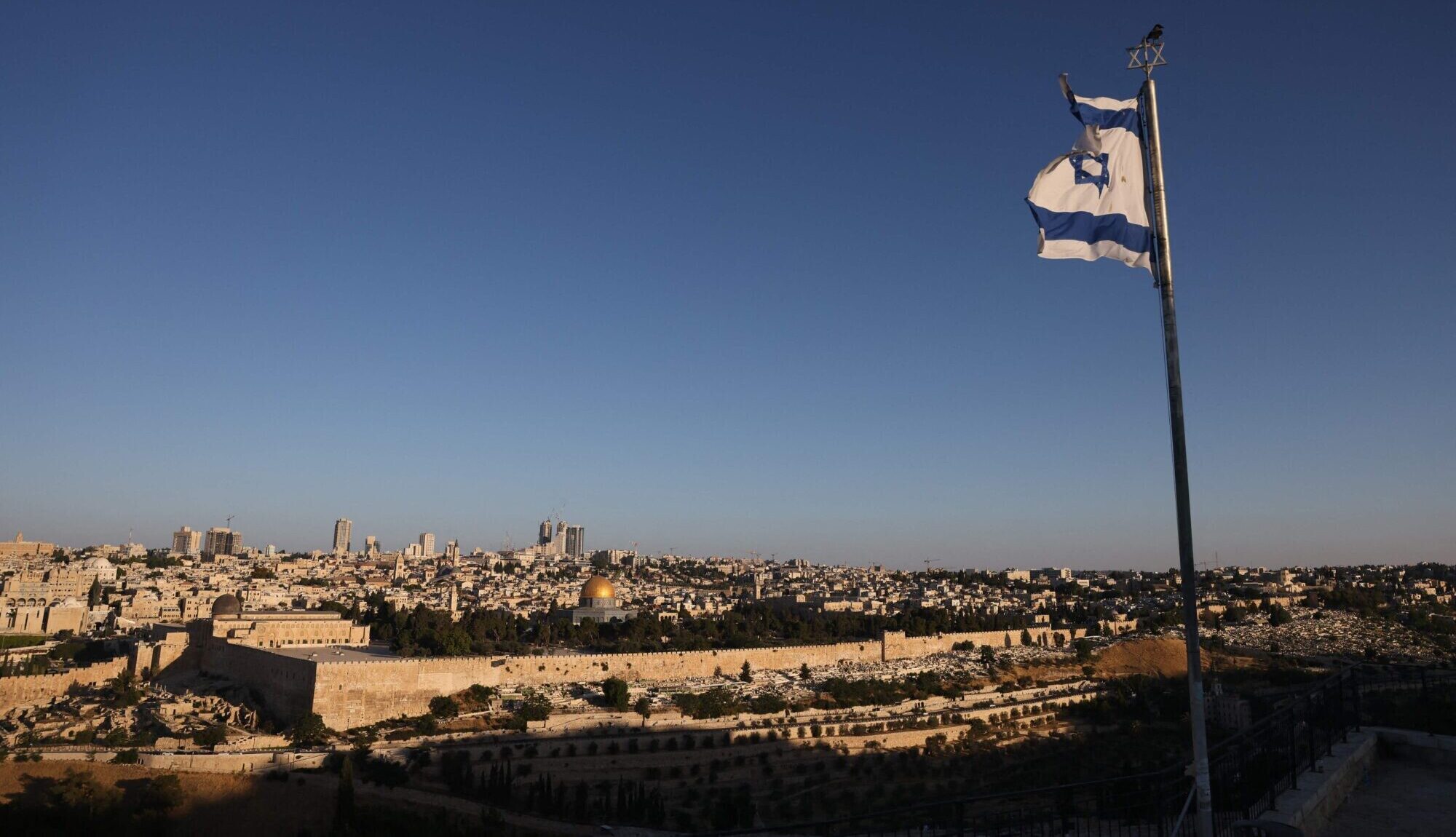 Irāna uz Izraēlu palaidusi aptuveni 100 dronus