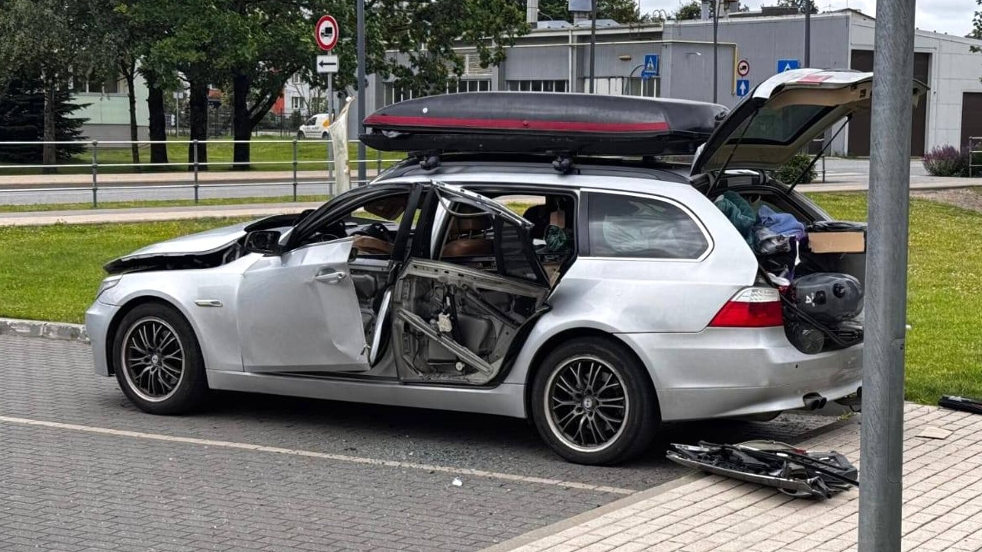 Ādažu centrā notikusi eksplozija automašīnā, hospitalizēta viena persona