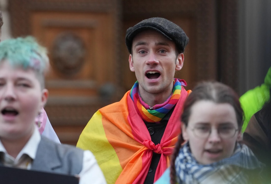 Nākamnedēļ pie Saeimas notiks pēdējais dziedošais protests par LGBTK+ personu tiesībām
