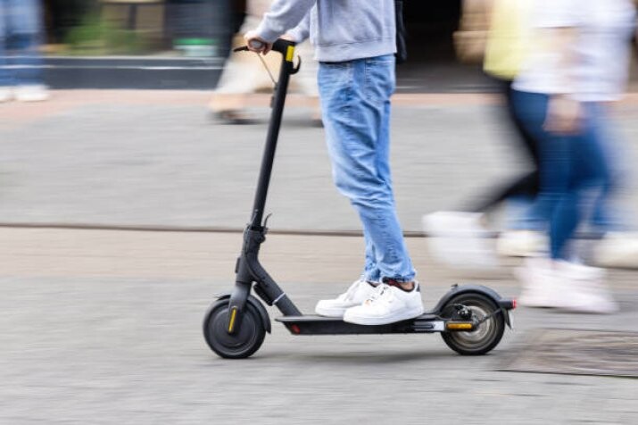 Briselē no nākamā gada aizliegs iznomāt elektriskos skrejriteņus