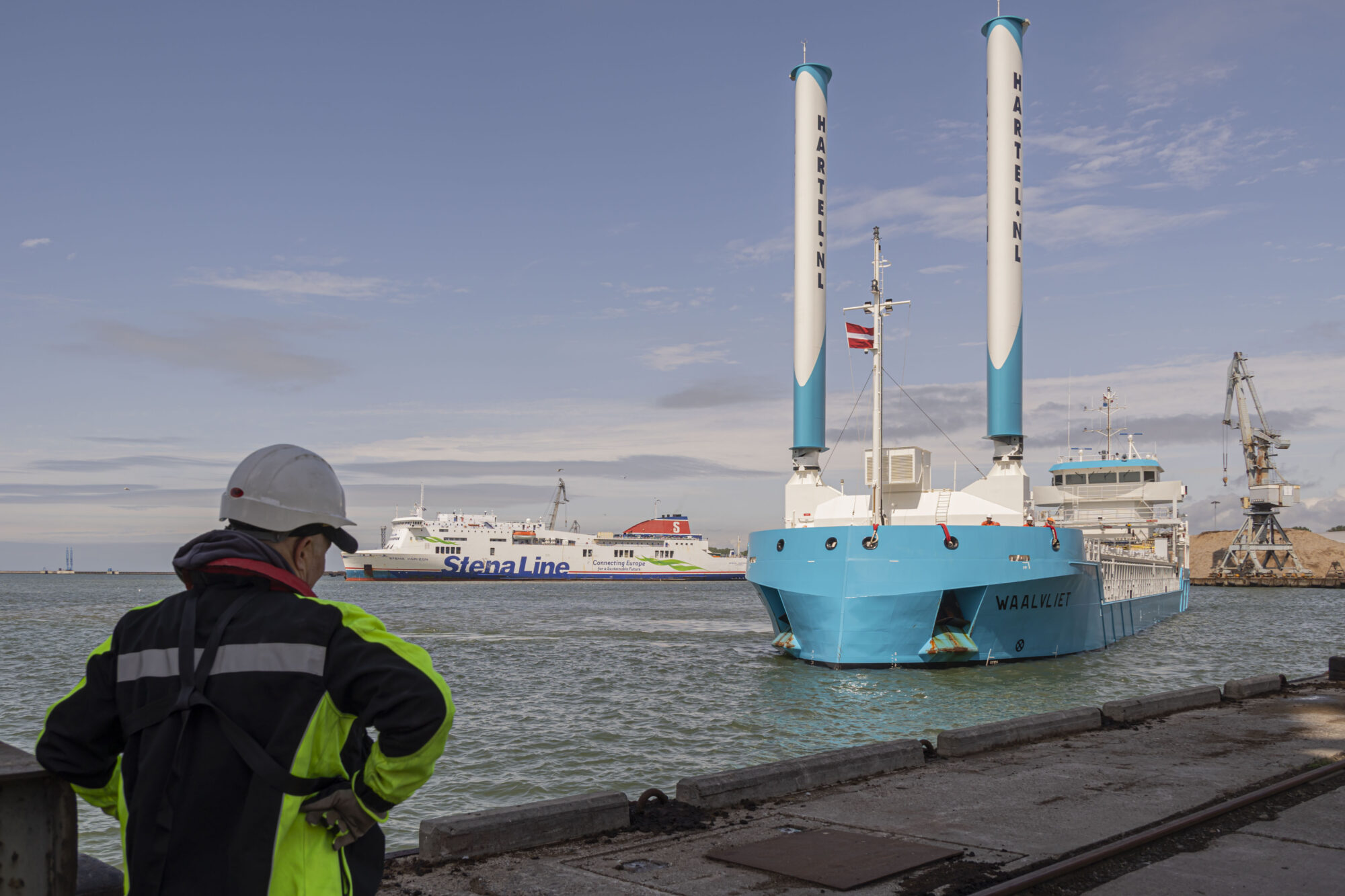 Liepājas ostā ienāk kuģis ar vēja turbīnām