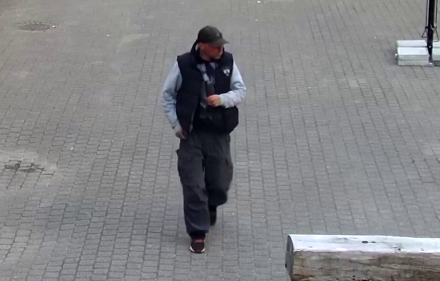 Dzirnavu ielā nozagti velosipēdi. Policija skaidro vīrieša identitāti