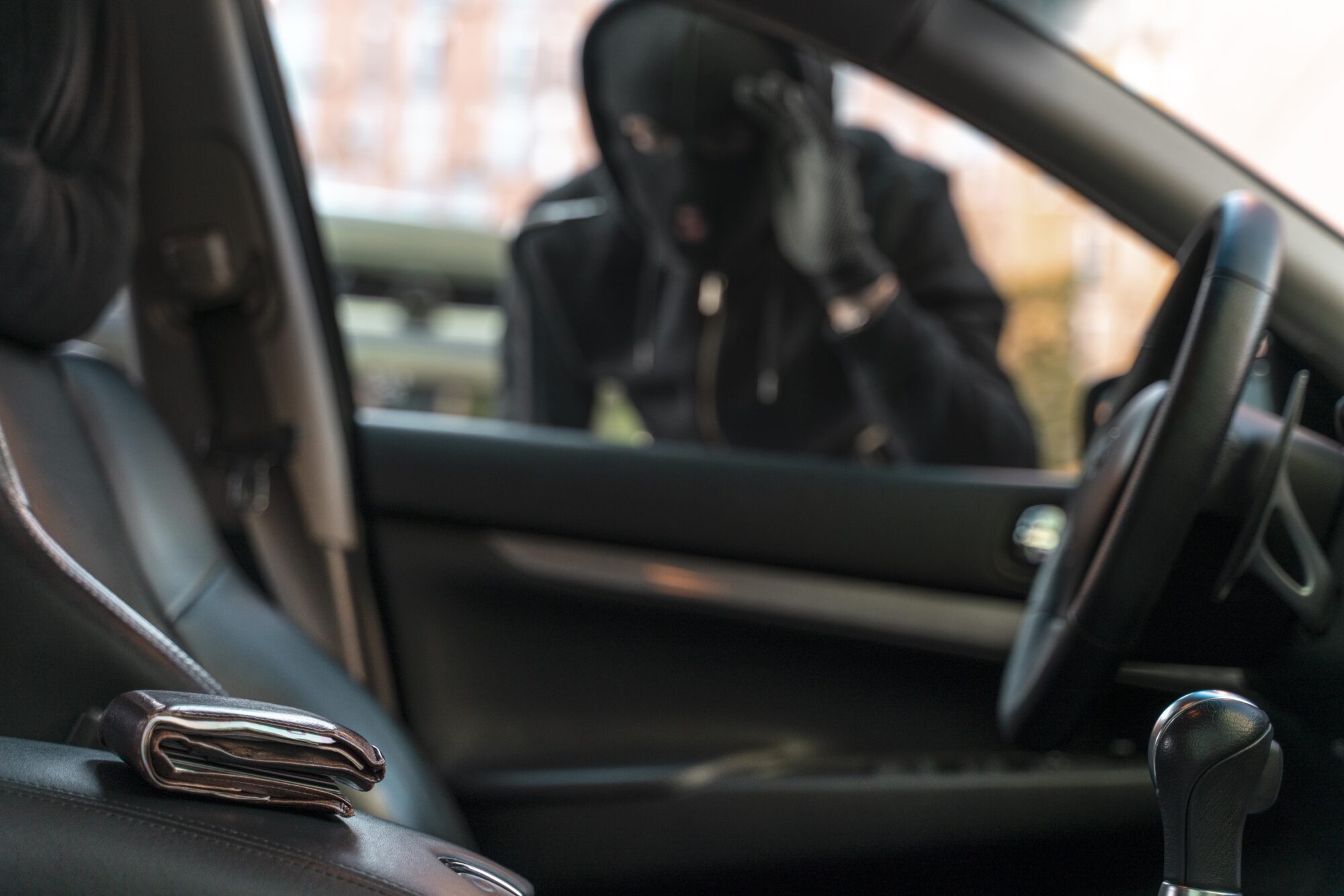 Policija aiztur vīrieti par zādzībām no neaizslēgtiem transportlīdzekļiem Skrundā