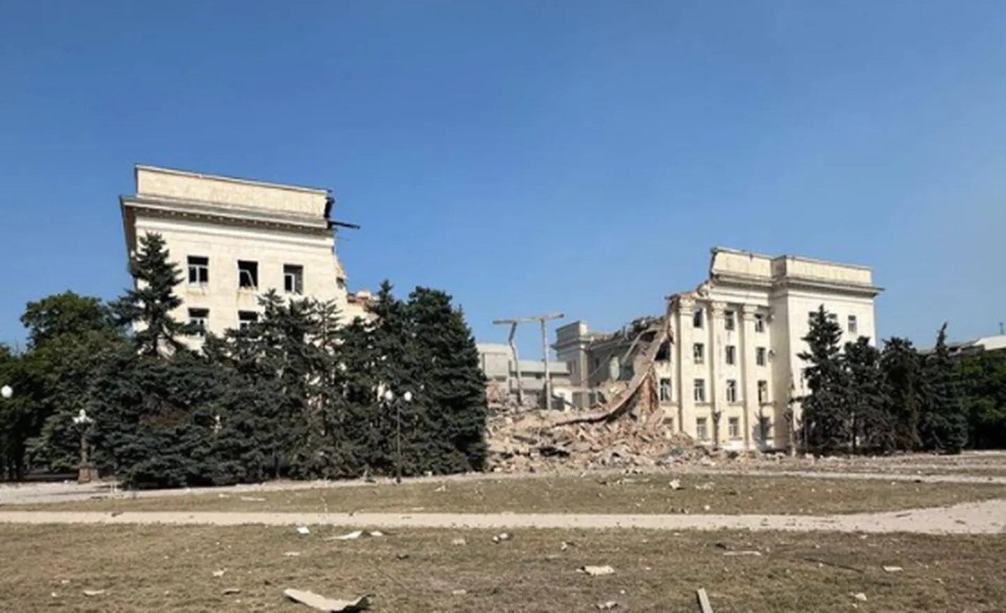 Krievu triecienā sagrauta Hersonas apgabala administrācijas ēka