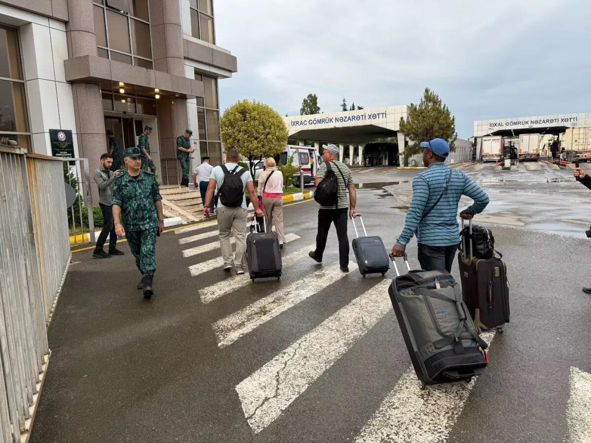 No Irānas uz Azerbaidžānu evakuēti 600 ārvalstu pilsoņi