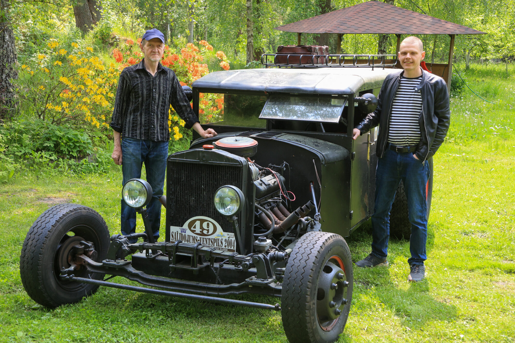 Foto: Pašbūvēts auto no Sakas pagasta pārsteidz Liepājā – īsts “Rat Rod” monstrs kā no gangsteru filmām
