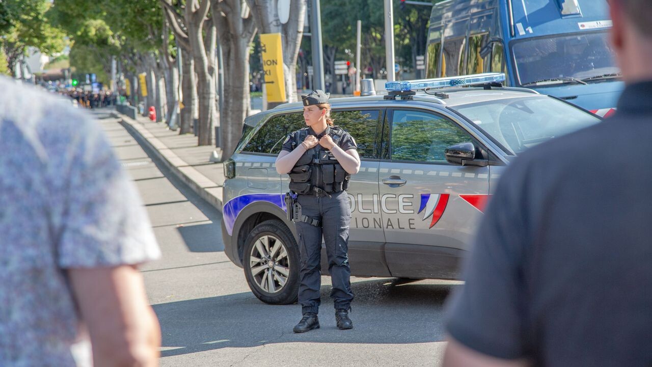 Francijā skolēns nodūris skolotāja asistenti