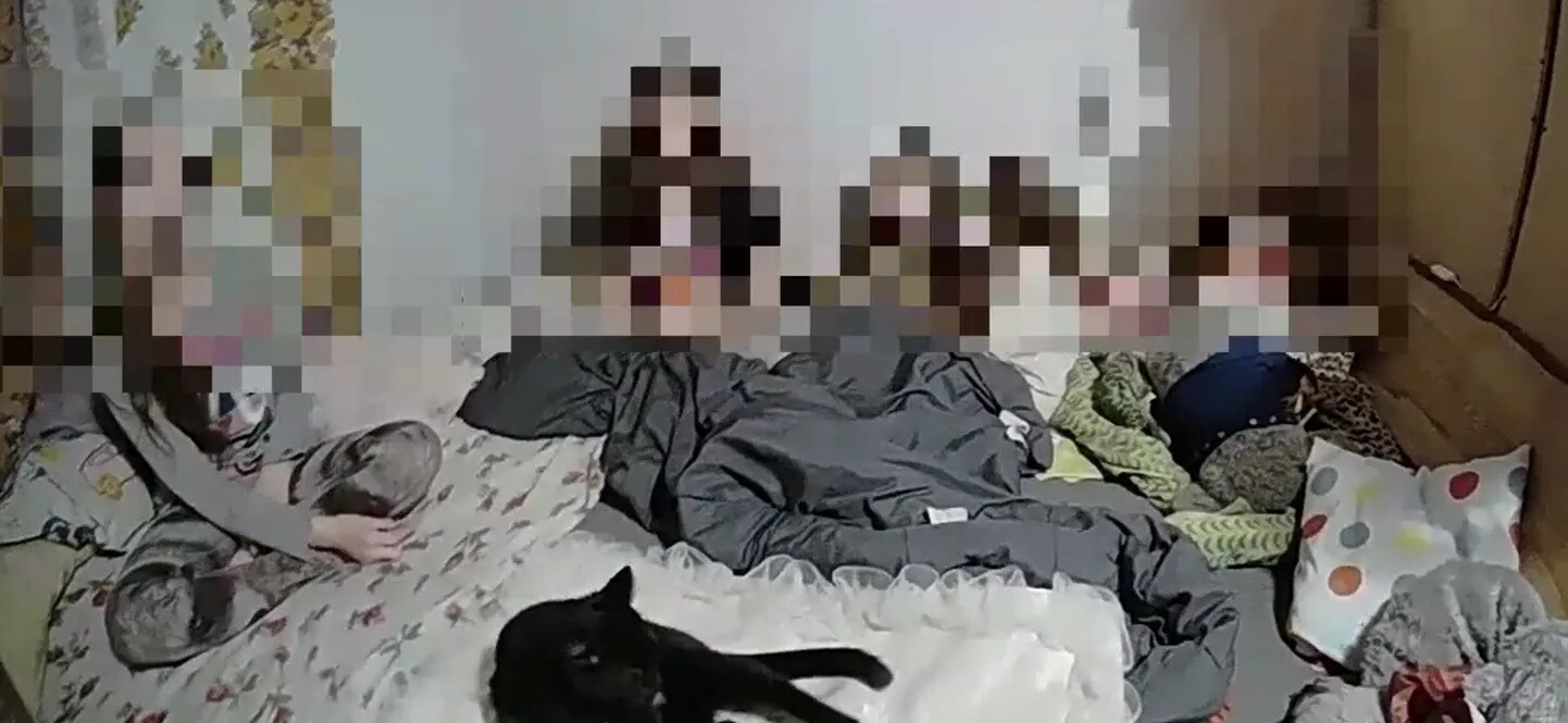 Policija pie mājās atstātām nepilngadīgām atvasēm nogādā piedzērušos daudzbērnu māti, kuras suņi sakož kārtības sargu