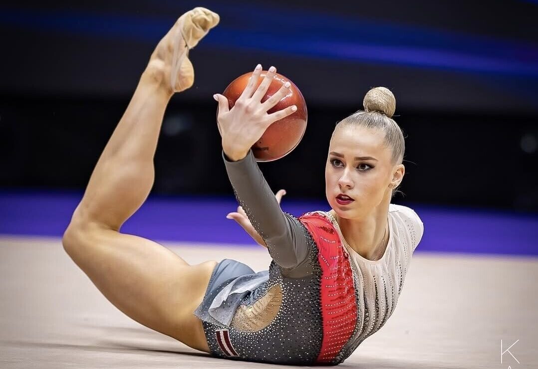 Evelīna Ivanova ar panākumiem startē Eiropas čempionātā mākslas vingrošanā