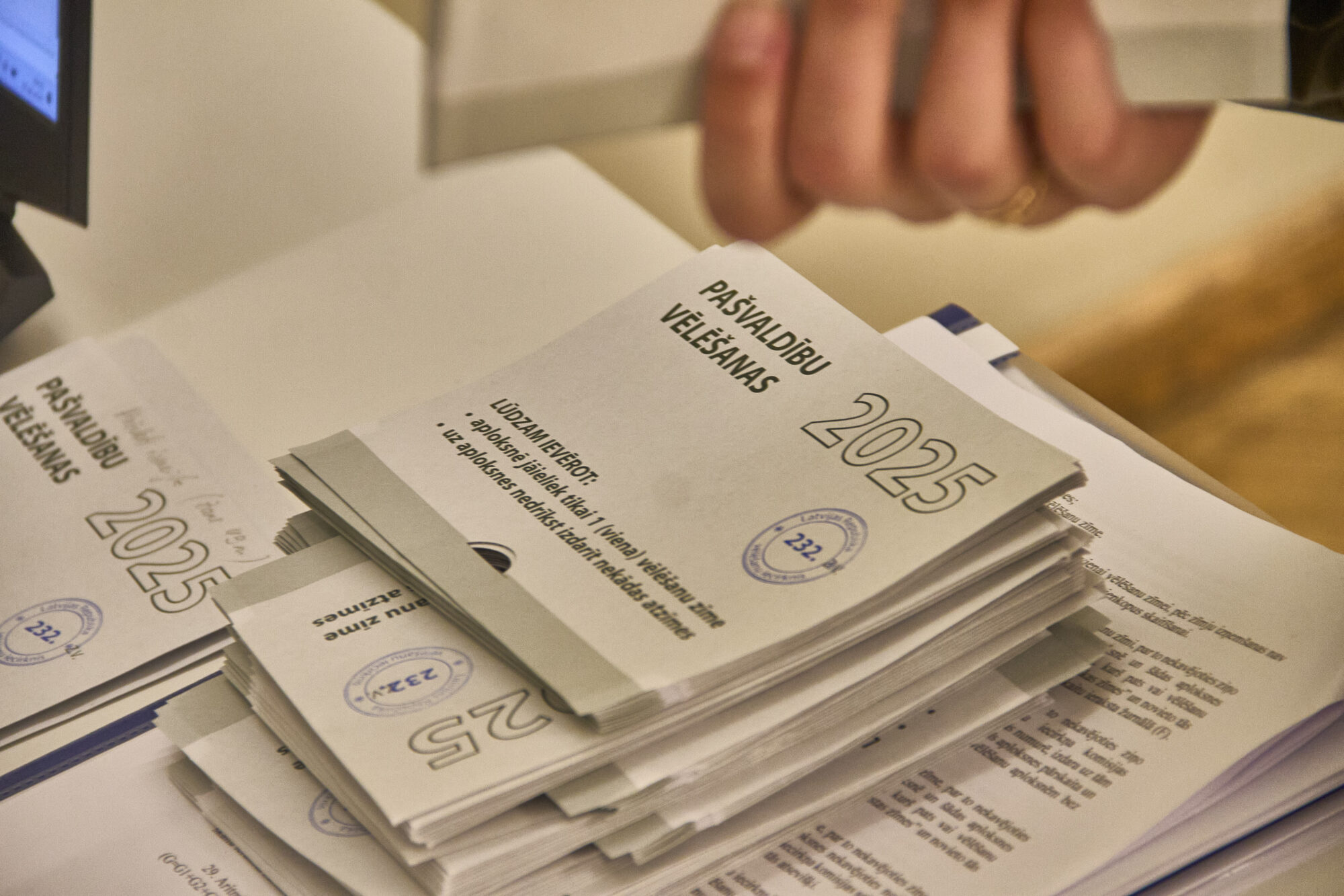 Saskaroties ar tehniskām problēmām, nolemts visā Latvijā vēlēšanu balsis skaitīt manuāli