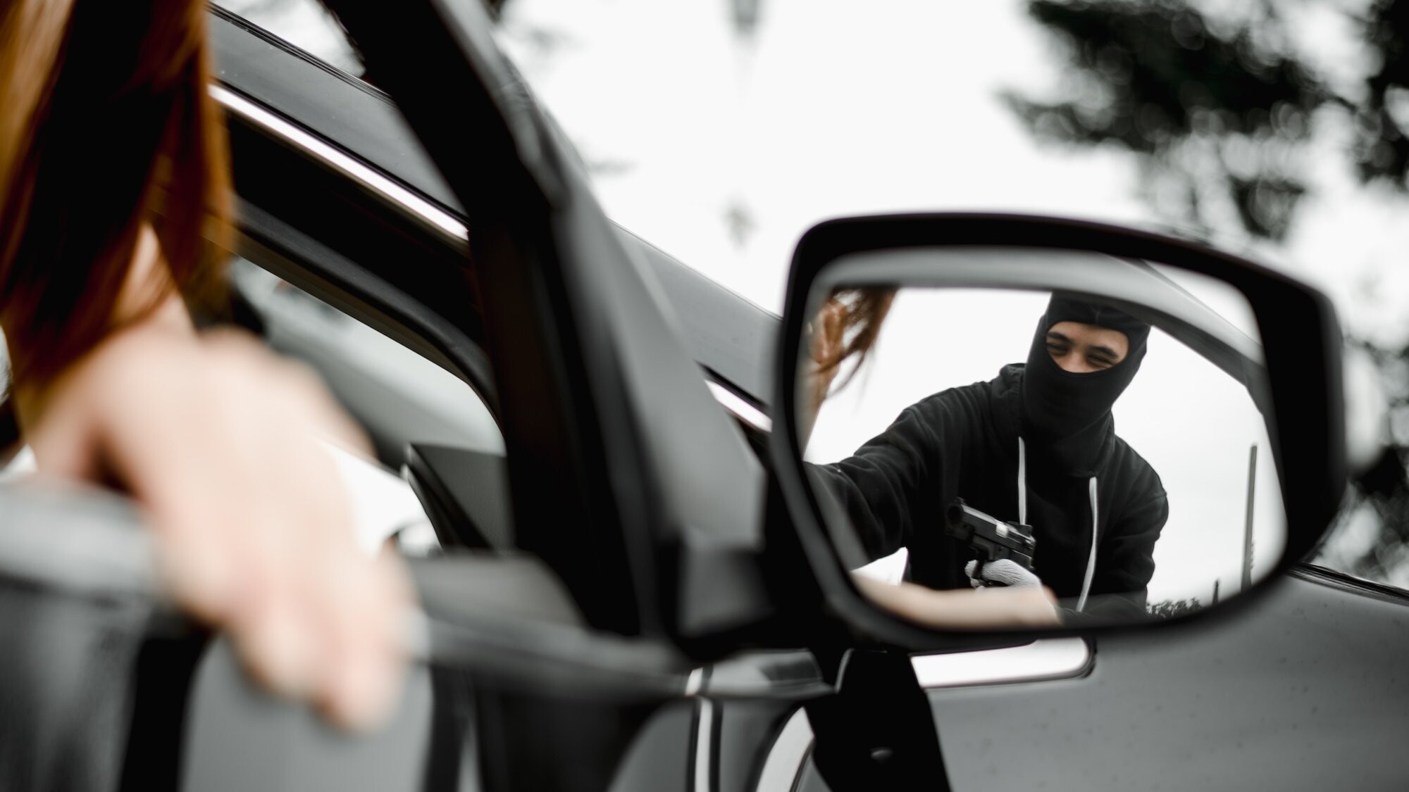 Rīgā aizturēts automašīnu spoguļu sērijveida zaglis
