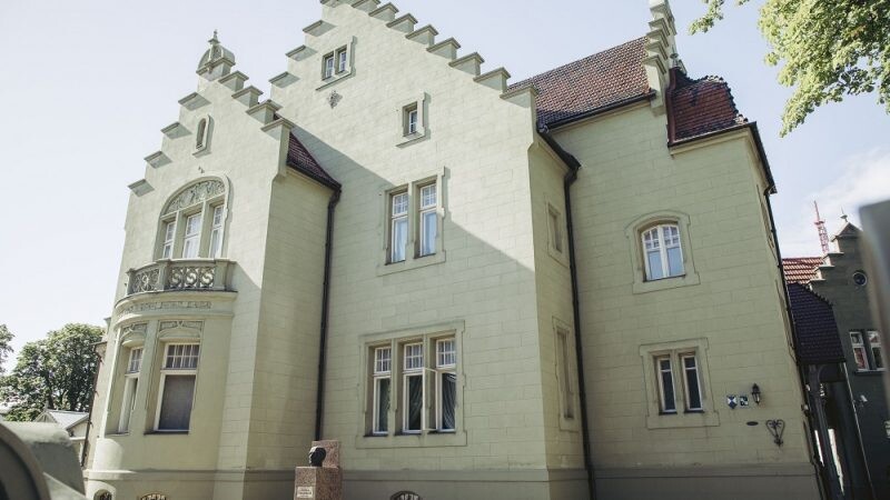 Muzejs cer uz pacēlāju