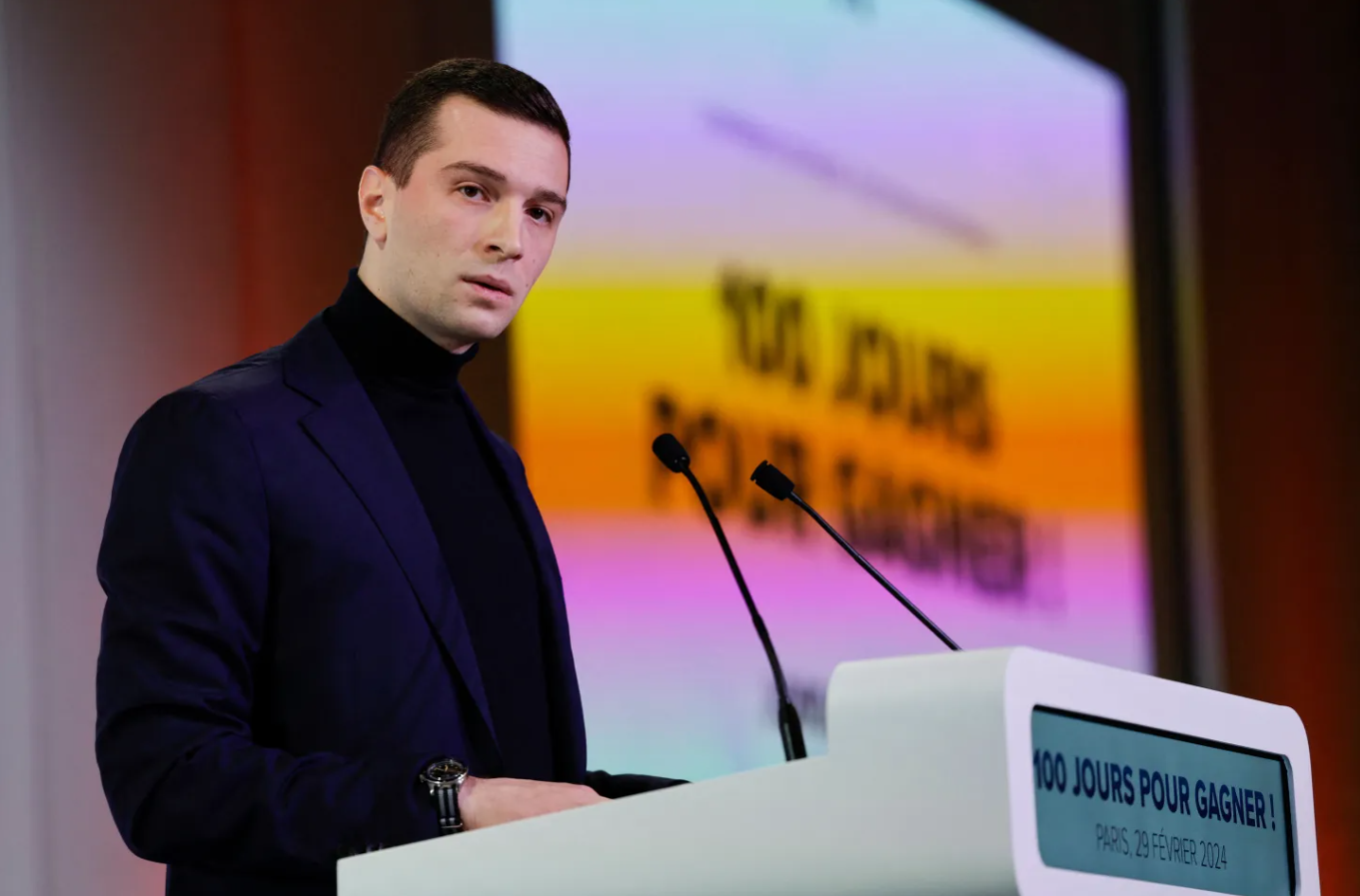 Parīzē veic kratīšanu Nacionālās apvienības galvenajā birojā