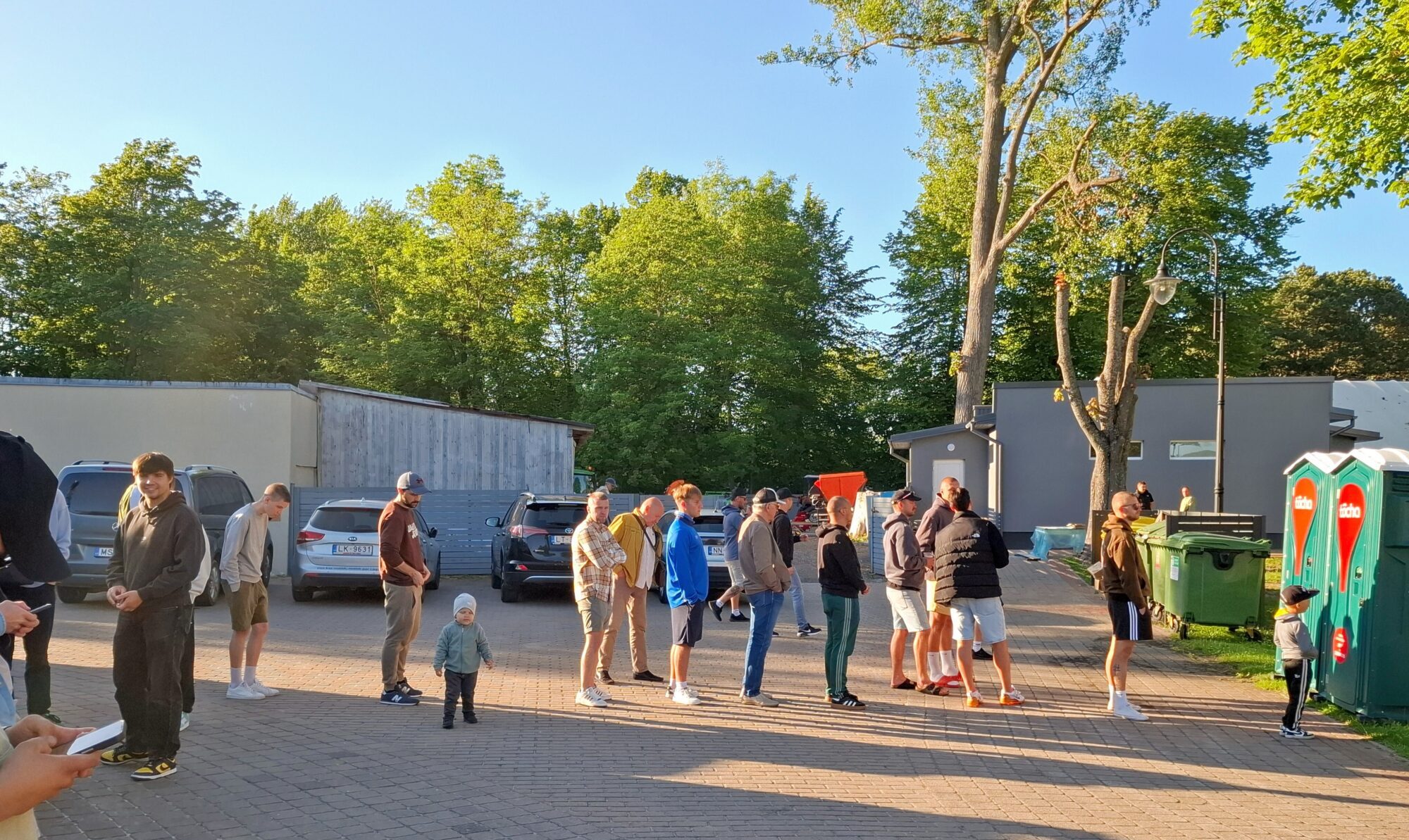 Video: Kad “Daugavas” stadions jāpamet skriešus. Divas pārvietojamās tualetes uz divarpus tūkstošiem futbola skatītāju
