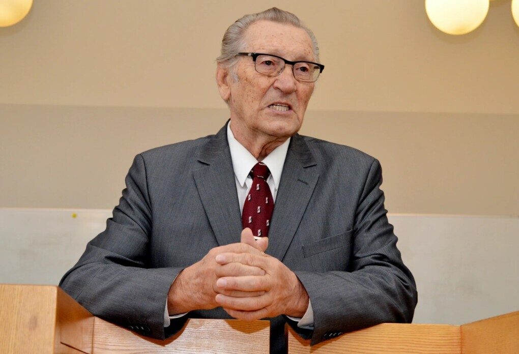 Juristam Uldim Krastiņam atņem savulaik piešķirto Atzinības krustu