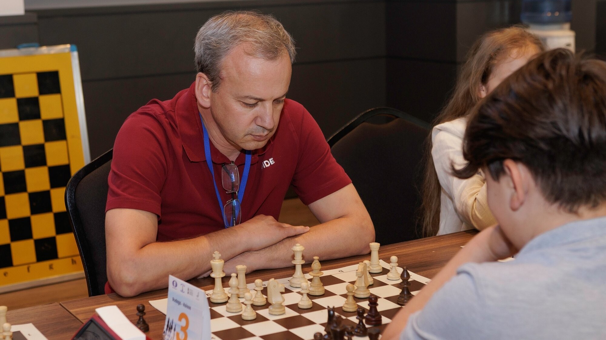 Šaha turnīrā Jūrmalā piedalās bijušais Krievijas vicepremjers un FIDE prezidents Dvorkovičs