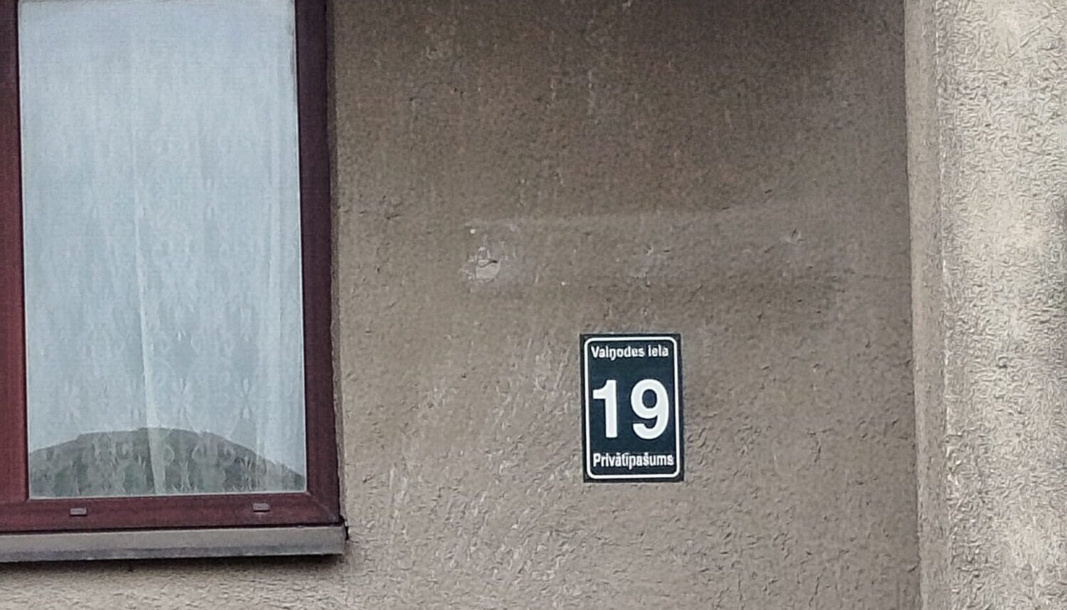 Foto: Vaiņodes ielā beidzot nomainīta plāksne divās valodās