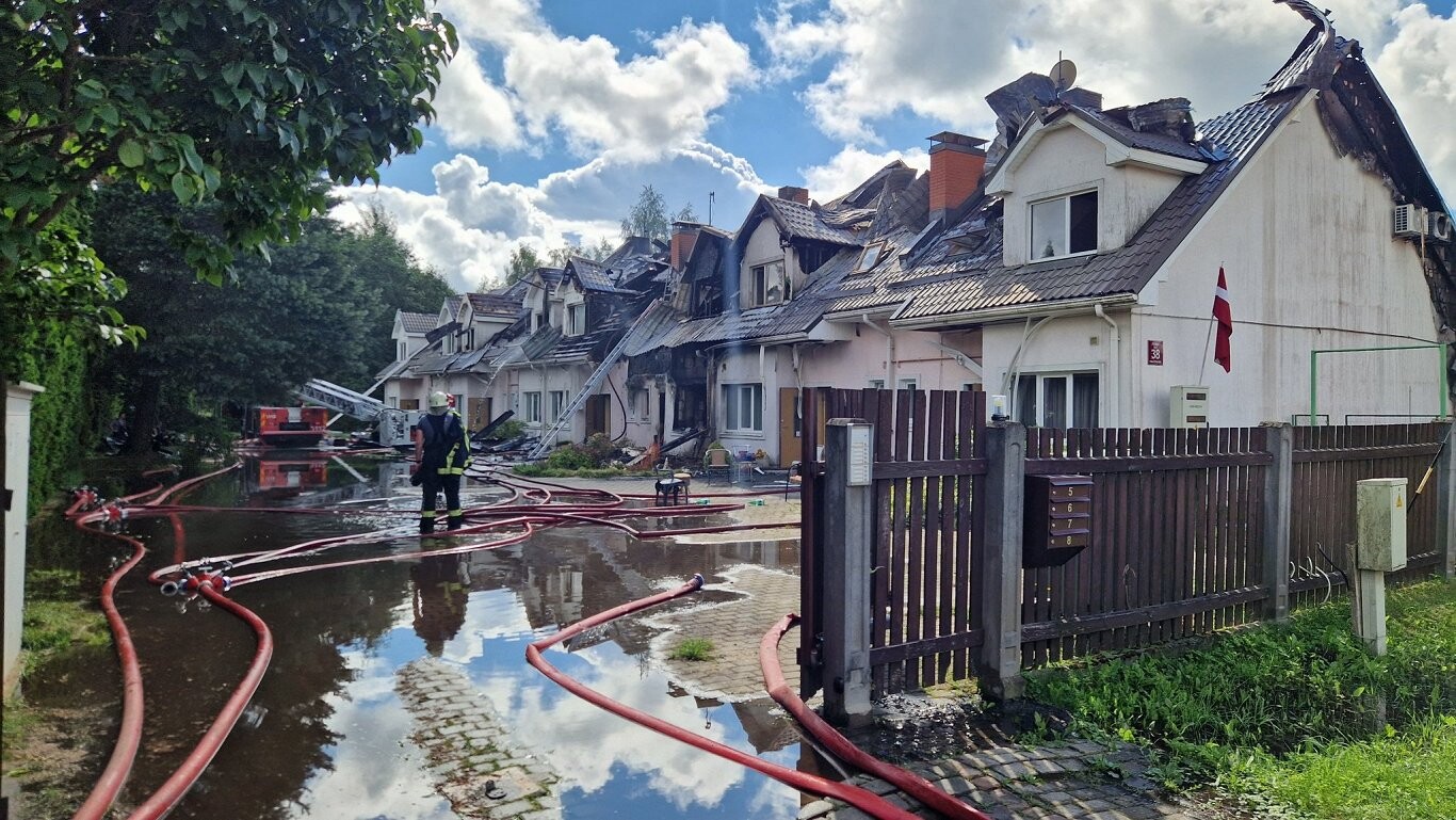 Video: Ugunsgrēkā Salaspilī teju pilnībā nopostītas vairākas rindu mājas