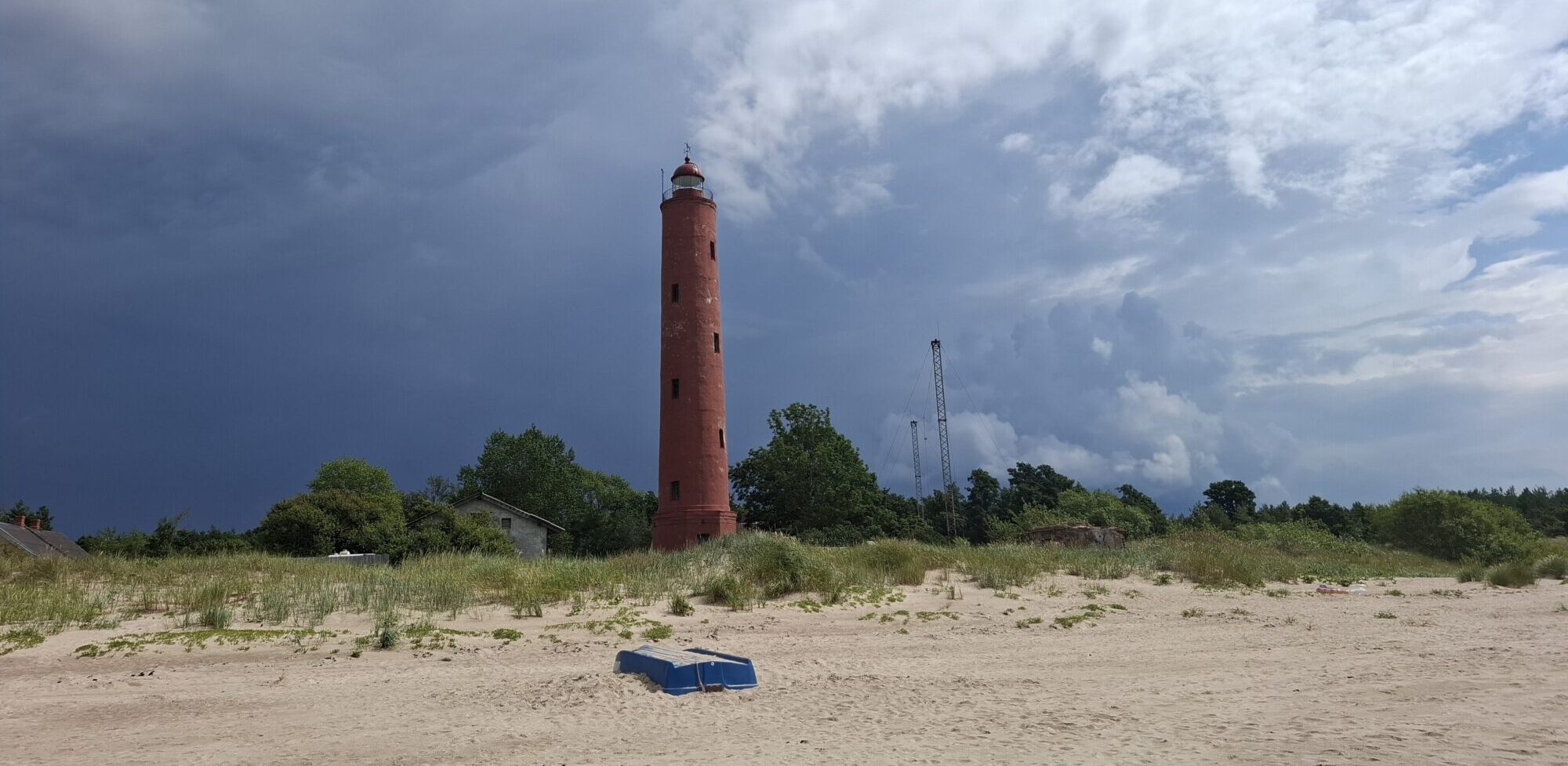 Foto: No Akmeņraga bākas paveras divas bezgalības – vienā pusē zila jūra, otrā – zaļš mežs