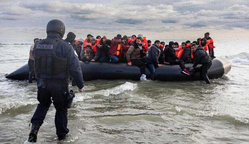 Lamanšu šķērsojušo migrantu skaits šogad jau pārsniedz 25 000
