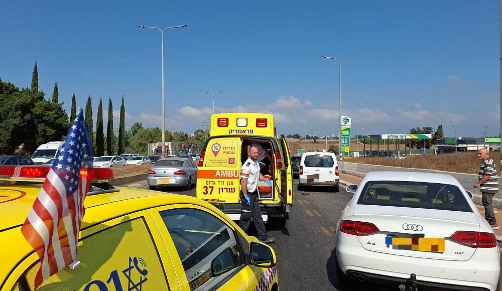 Automašīnai ietriecoties autobusa pieturā, Izraēlā astoņi cietušie