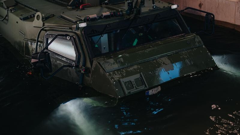 Latvija drīzumā Ukrainai nogādās “Patria” 6×6 bruņutransportierus un militāro ekipējumu