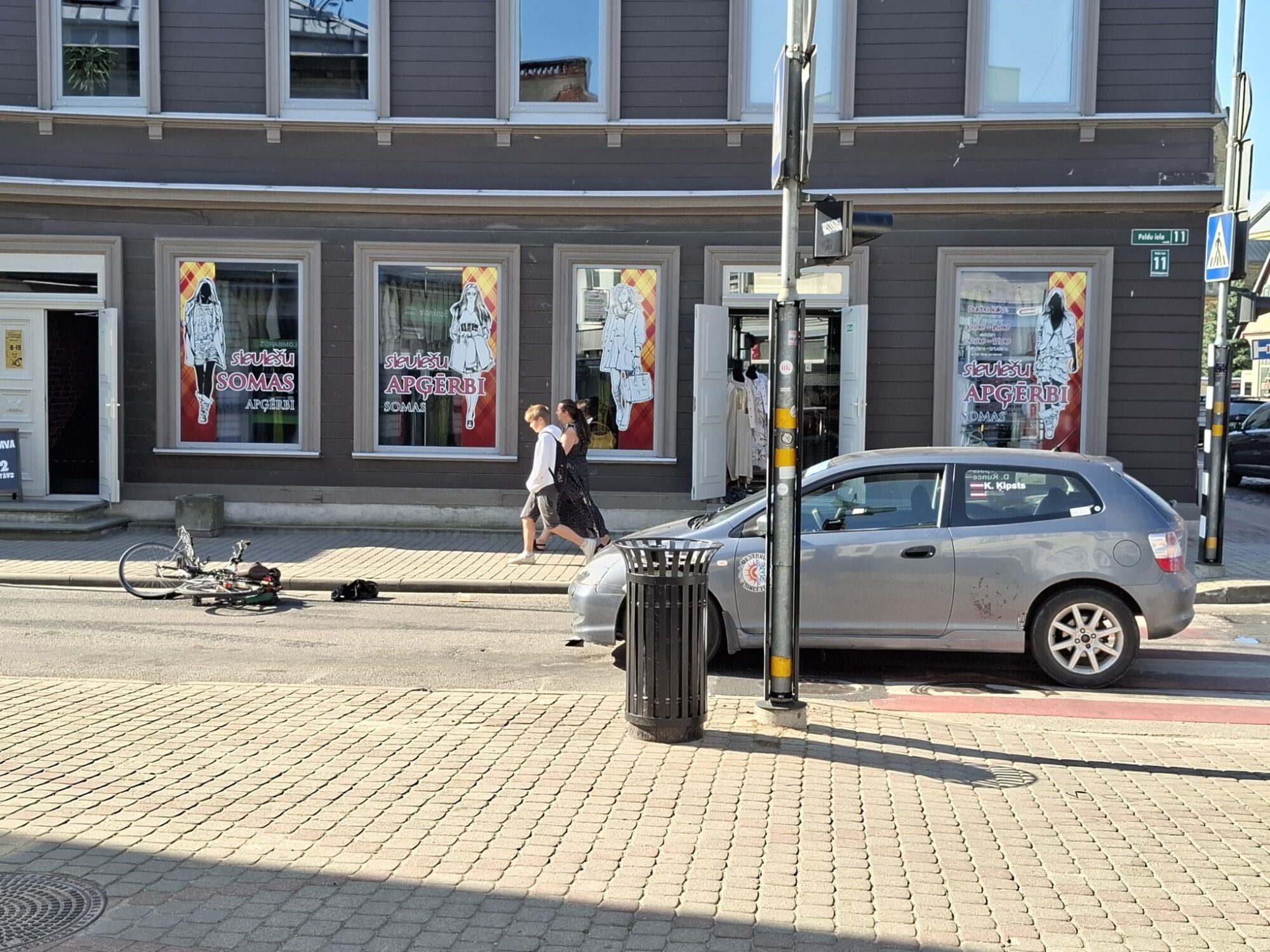 Pilsētas centrā uz Peldu ielas notriec velosipēdistu