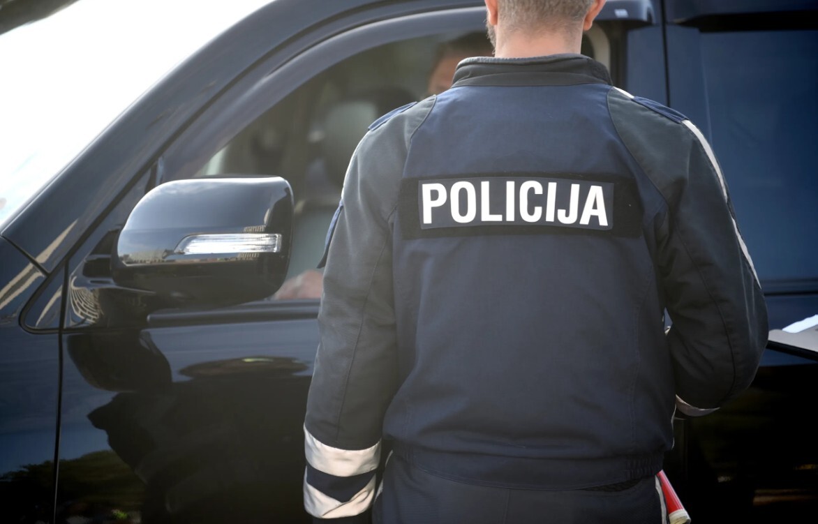 Rīgā aiztur vīrieti aizdomās par aptiekā un skaistumkopšanas salonā izdarītām laupīšanām