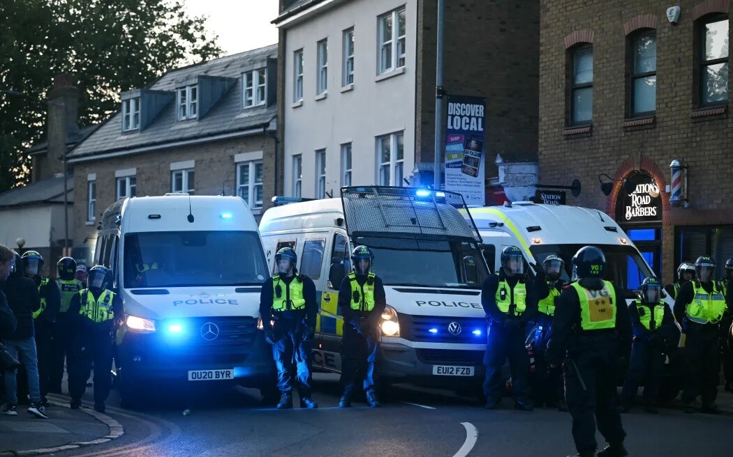 Londonā pie imigrantu viesnīcas izcēlušās protestētāju un policijas sadursmes