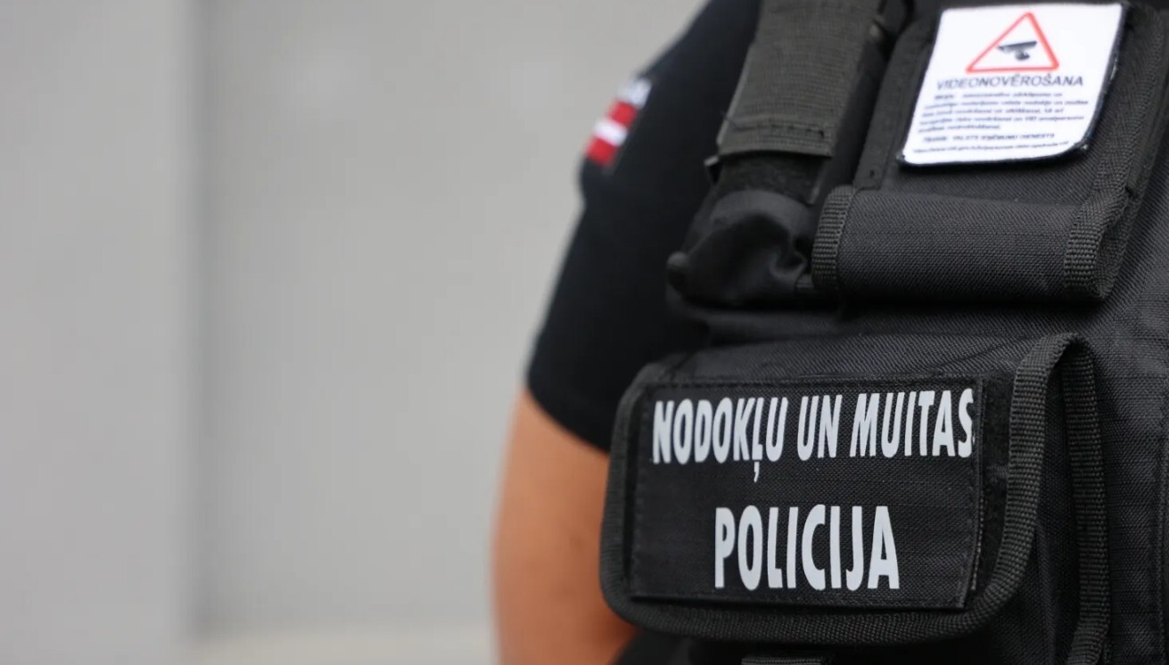 Kriminālprocesā par sankciju pārkāpšanu konfiscēts kravas vilcējs un piekabe
