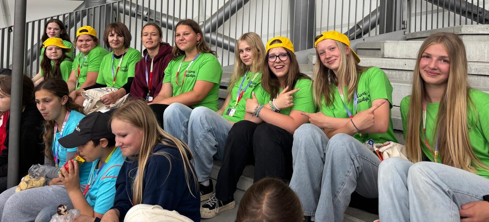 Foto un video: “Viņi visi iet tā kā traktori”. Skolu jaunatnes dziesmu un deju svētku dalībnieki uz mājām vēl negrib