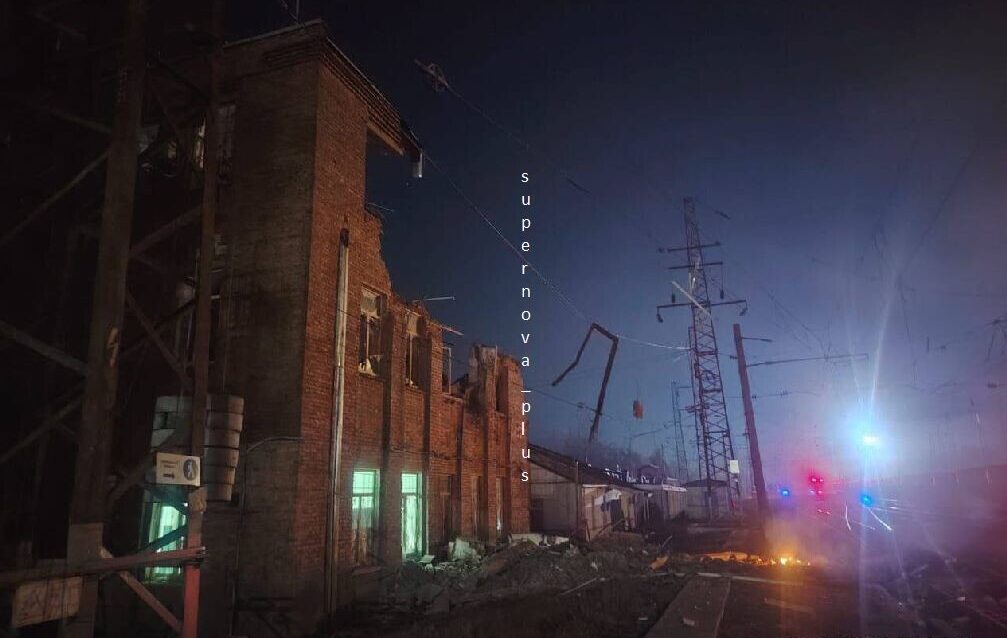 Pēc dronu trieciena stacijai Krievijā kavējas vairāk nekā 50 vilcienu