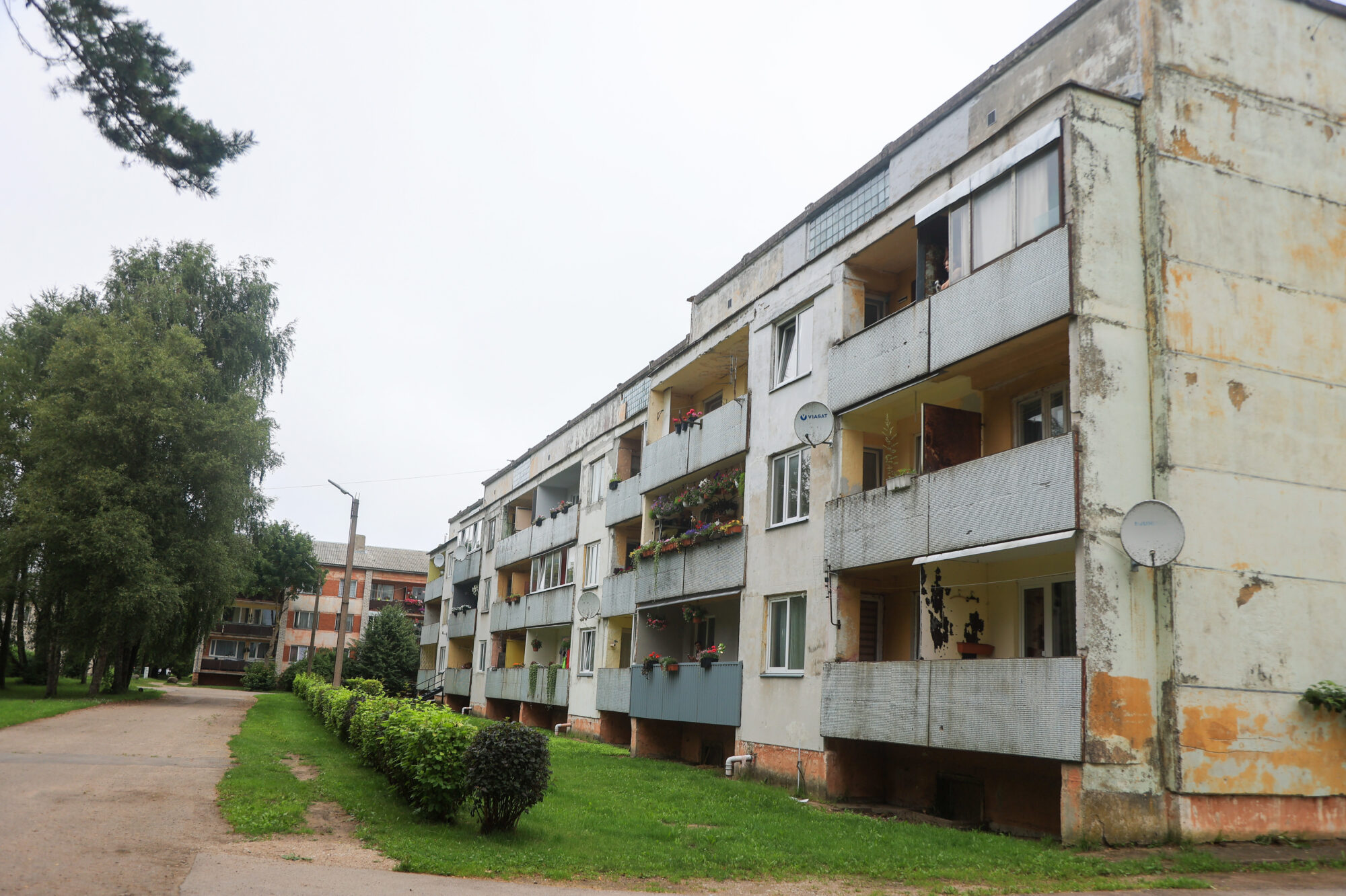 Foto: Lodžijas krīt, jumts tek – Dubeņu iedzīvotāji neapmierināti ar apsaimniekotāju