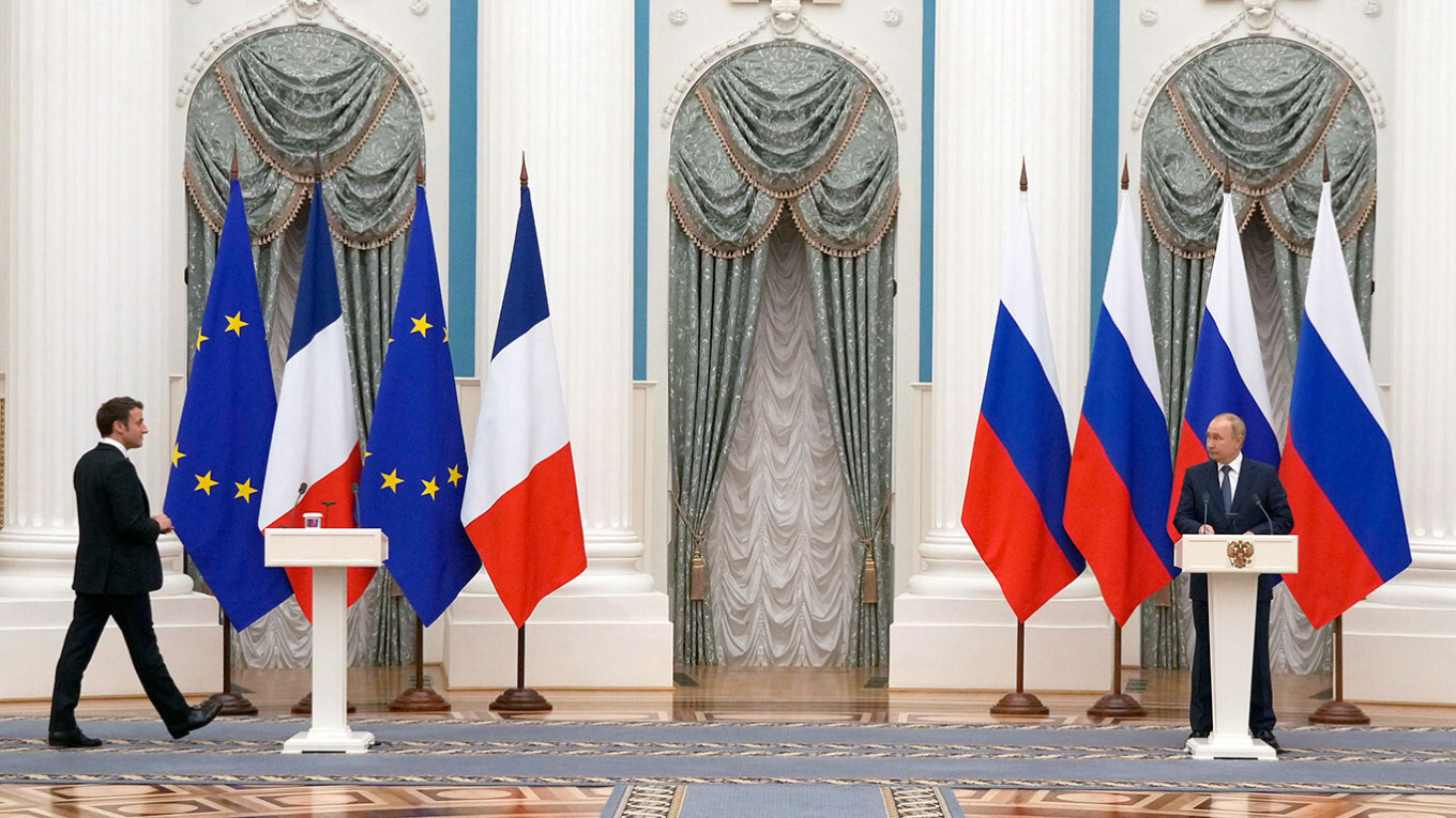 Makrons telefonsarunā aicina Putinu uz pamieru Ukrainā