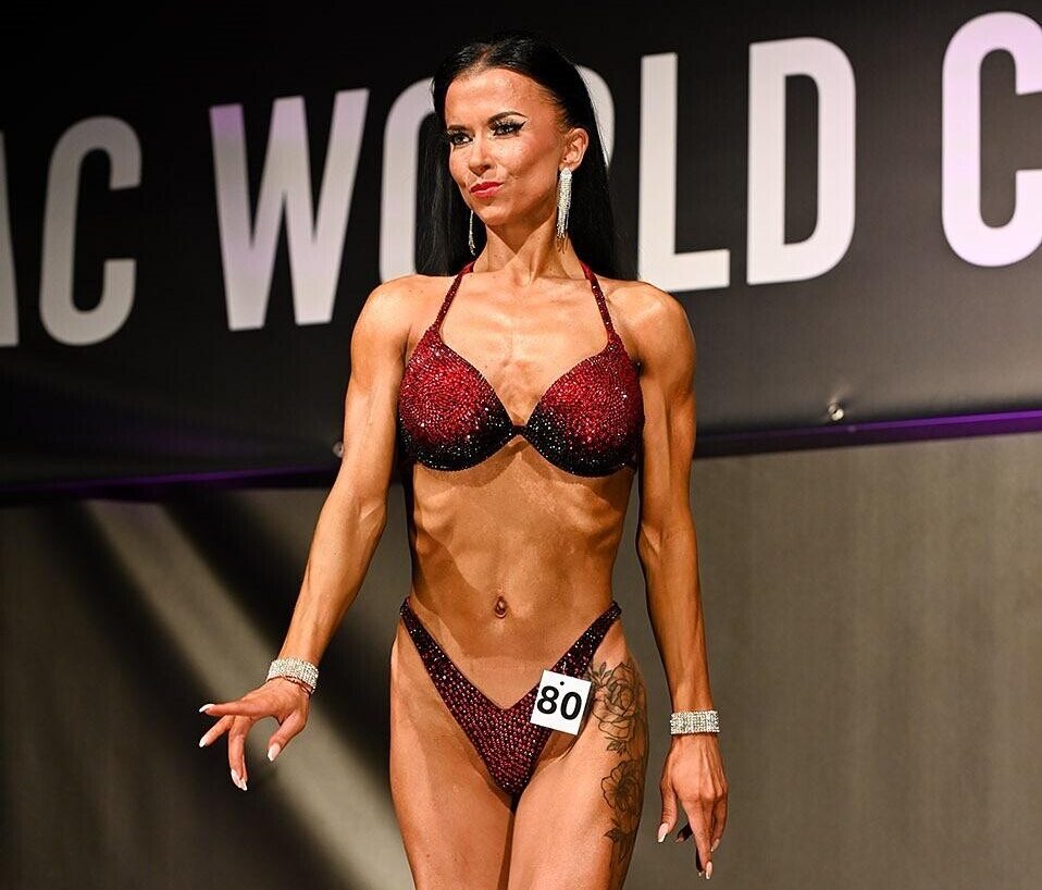 Liepājas sportiste Beatrise Jākabsone debitē pasaules bodibildinga čempionātā