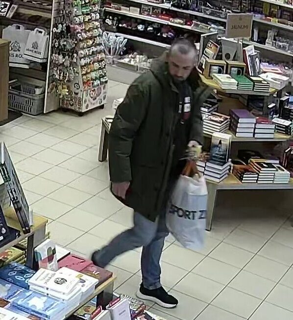 Policija skaidro vīriešu identitāti