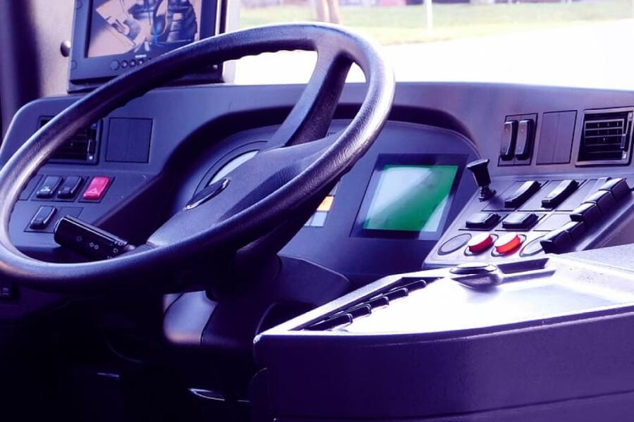 Šoferu trūkuma dēļ pasažieru pārvadātāji otrdien atcēluši vairākus autobusu reisus