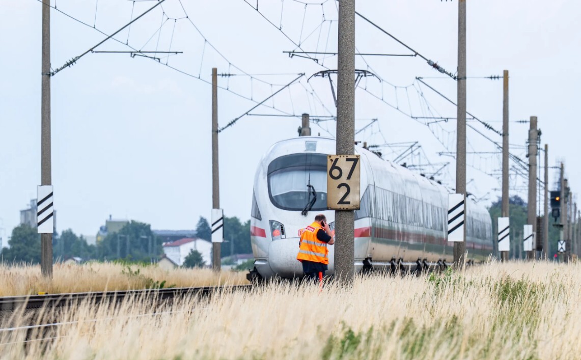 Uzbrukumā Vācijas ātrvilcienā ievainoti četri cilvēki