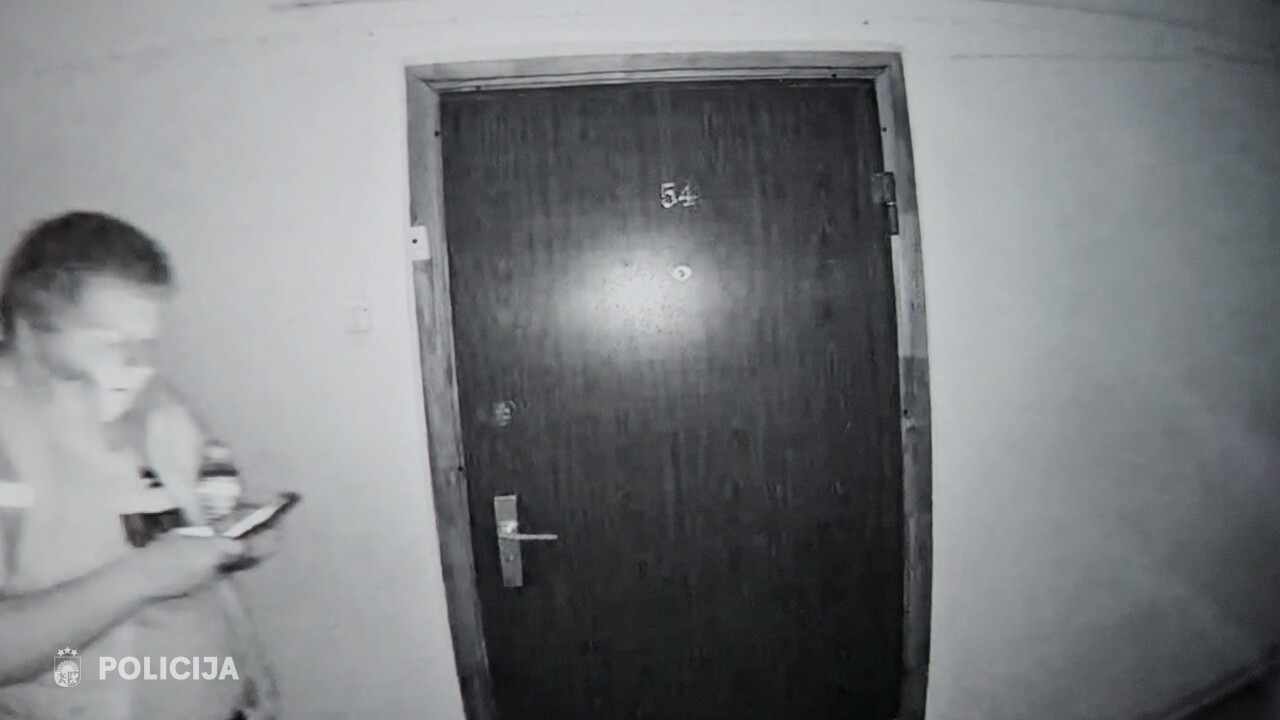 Foto un video: Policija Liepājā skaidro vīriešu identitāti
