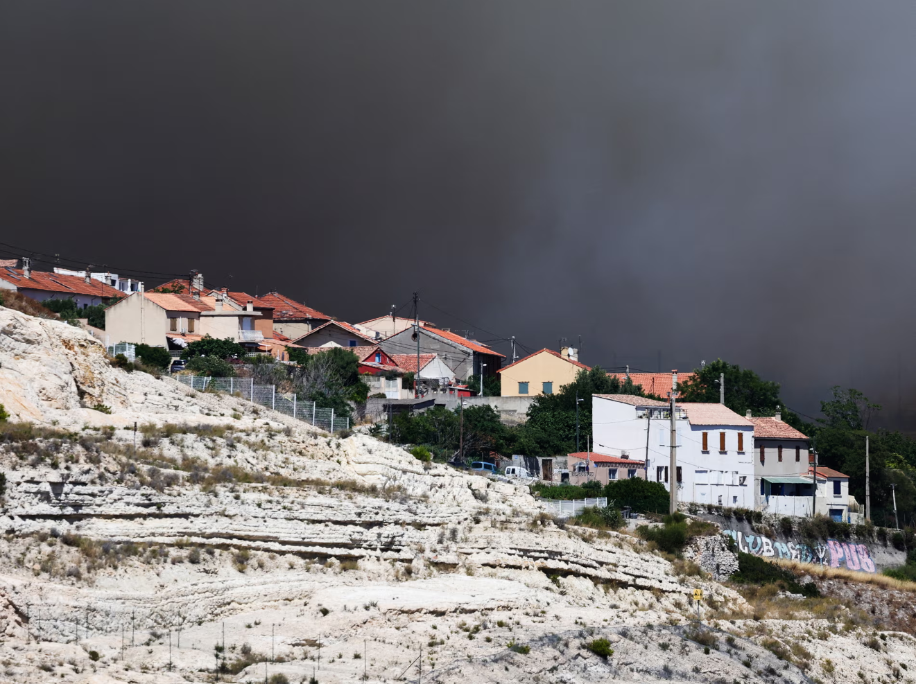 Video: Marseļai pietuvojies plašs savvaļas ugunsgrēks