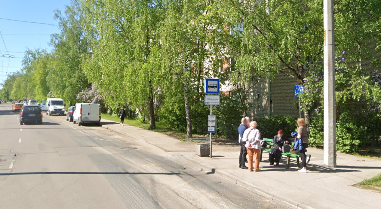 Ķengaragā sabiedriskā transporta pieturā nāvējoši sabraukts gājējs