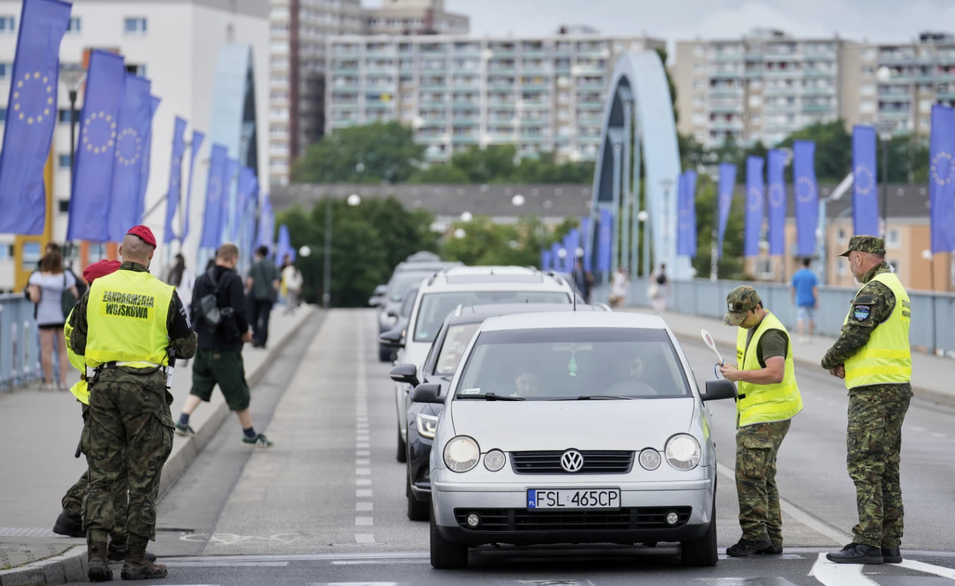 ĀM brīdina par aktīvu Latvijas pilsoņu vervēšanu nelegālai migrantu pārvadāšanai