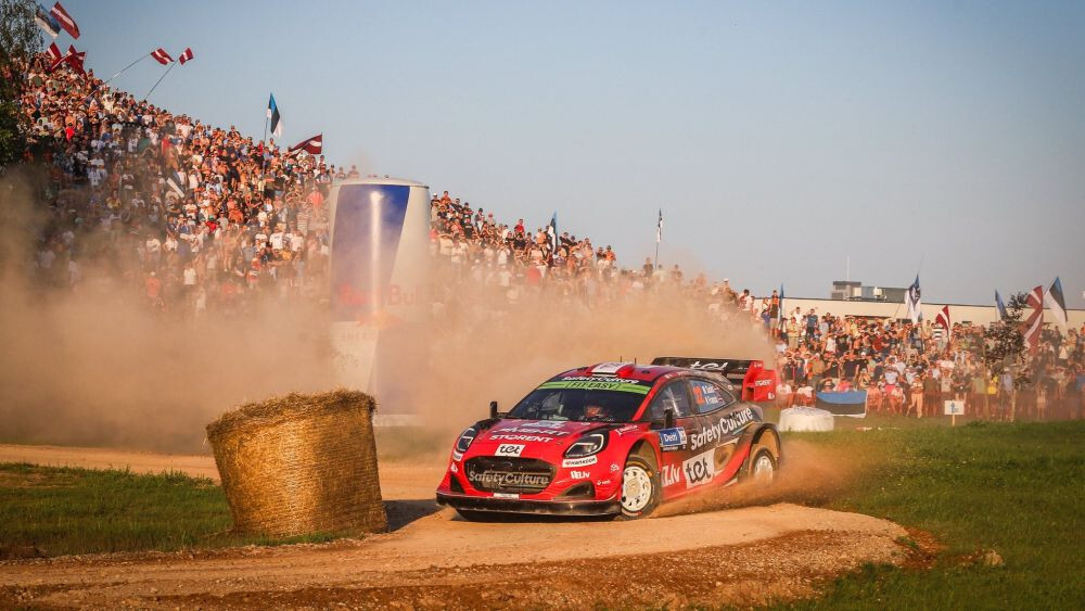 Video: Seska ekipāžai Igaunijas rallija pirmajā ātrumposmā neizdodas apsteigt “Rally1” klases konkurentus