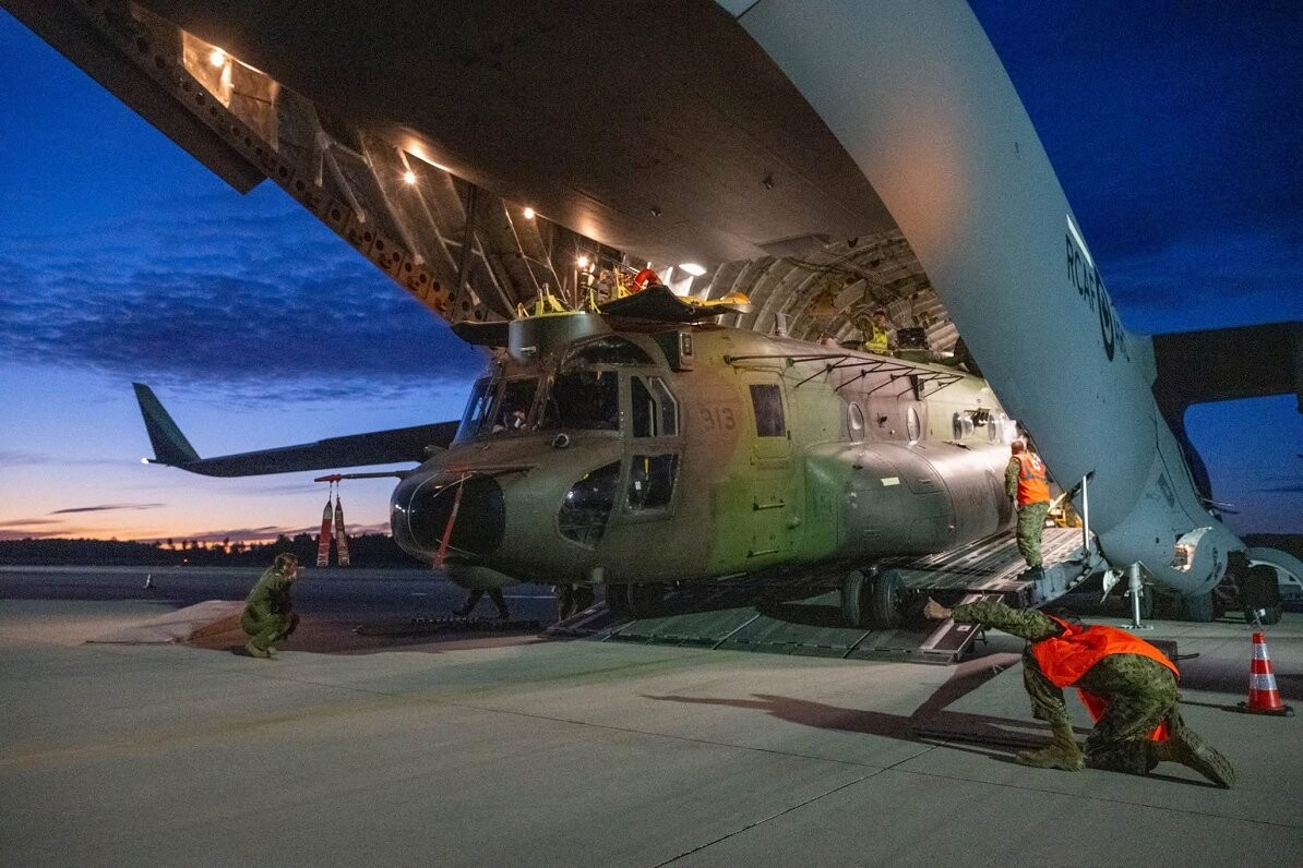 Latvijā nogādāti divi “CH-147 Chinook” helikopteri no Kanādas