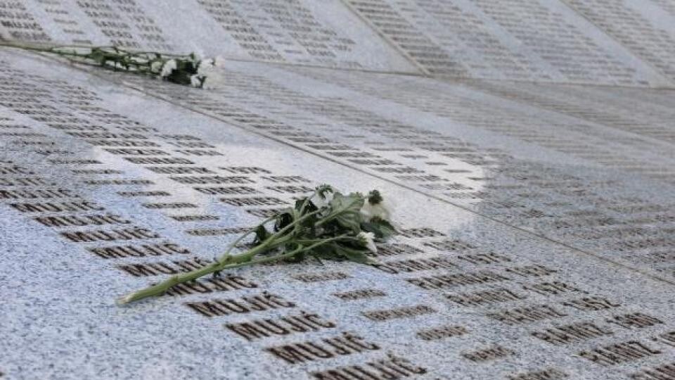 Tūkstošiem cilvēku Bosnijā piemin Srebrenicas slaktiņa upurus