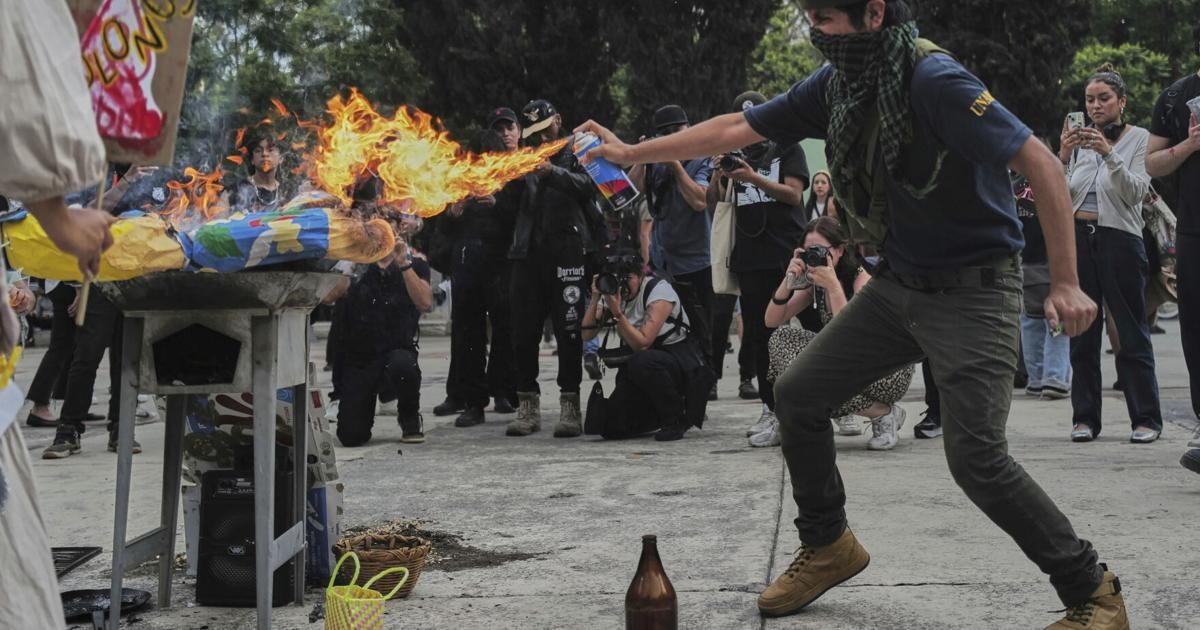 Mehiko protests pret masu tūrismu izvēršas vandalismā un ārzemnieku aizskaršanā