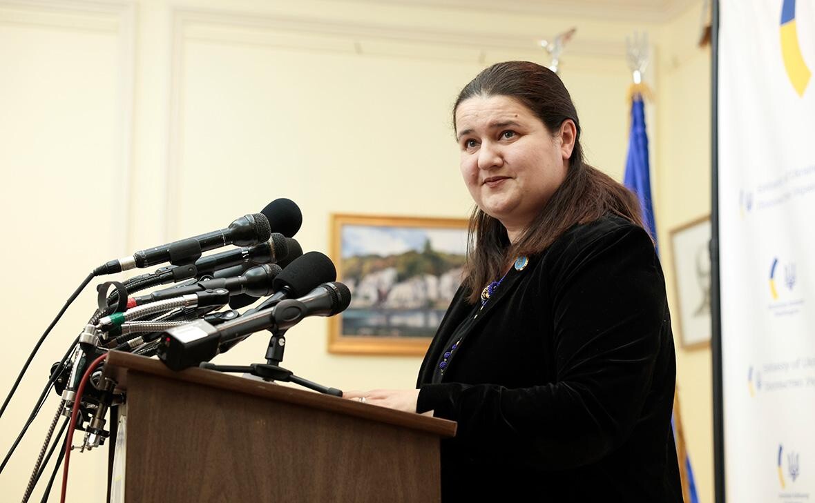 Laikraksts: Zelenskis nomainīs vēstnieci ASV, lai iegūtu lielāku Trampa labvēlību